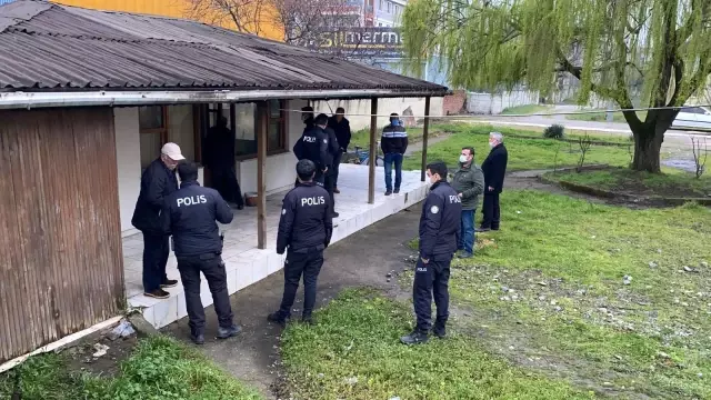 Bahçede alkol alınmasını istemedi, 2 kişiye sopayla saldırdı