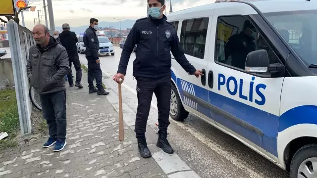 Bahçede alkol alınmasını istemedi, 2 kişiye sopayla saldırdı