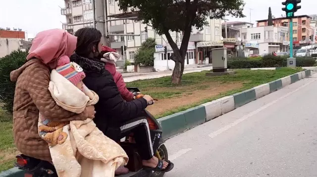 Elektrikli motosiklette tehlikeli yolculuk kamerada Elektrikli motosiklette tehlikeli yolculuk kamerada