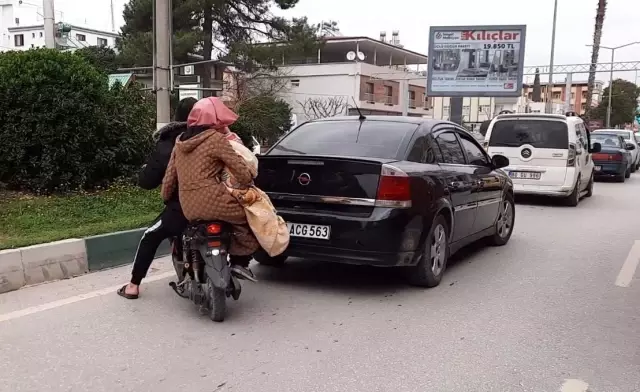 Elektrikli motosiklette tehlikeli yolculuk kamerada Elektrikli motosiklette tehlikeli yolculuk kamerada