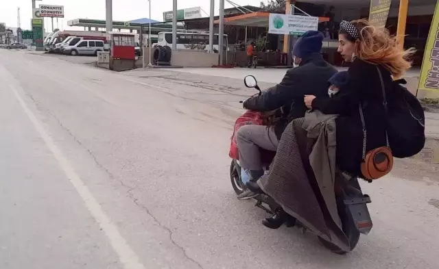 Elektrikli motosiklette tehlikeli yolculuk kamerada Elektrikli motosiklette tehlikeli yolculuk kamerada