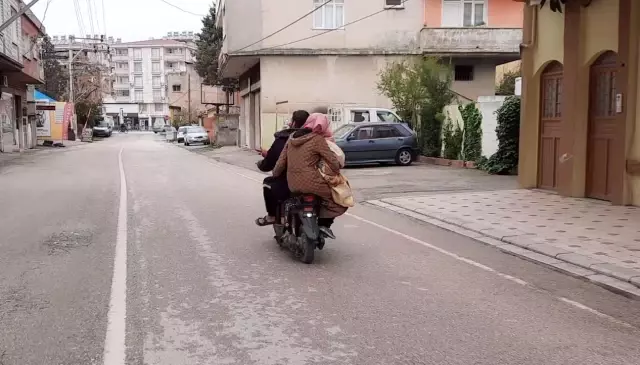 Elektrikli motosiklette tehlikeli yolculuk kamerada Elektrikli motosiklette tehlikeli yolculuk kamerada