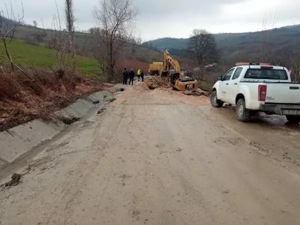 BURSA Heyelan nedeniyle yol çöktü, mahalleye giriş ve çıkışlar kapandı BURSA Heyelan nedeniyle yol çöktü, mahalleye giriş ve çıkışlar kapandı