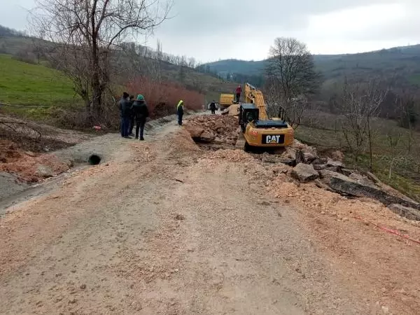 BURSA Heyelan nedeniyle yol çöktü, mahalleye giriş ve çıkışlar kapandı BURSA Heyelan nedeniyle yol çöktü, mahalleye giriş ve çıkışlar kapandı