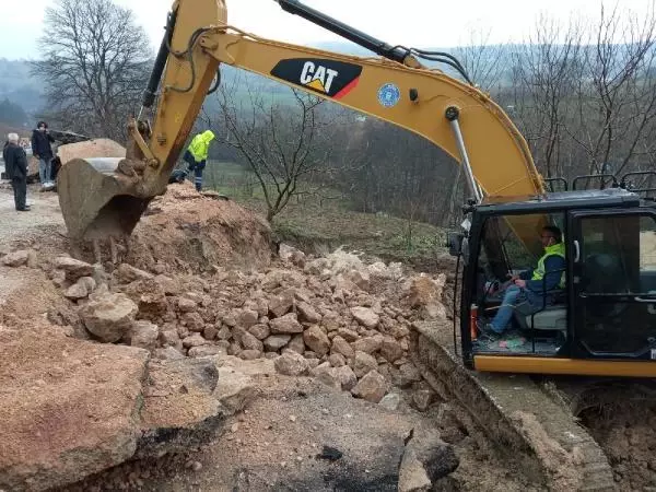 BURSA Heyelan nedeniyle yol çöktü, mahalleye giriş ve çıkışlar kapandı BURSA Heyelan nedeniyle yol çöktü, mahalleye giriş ve çıkışlar kapandı