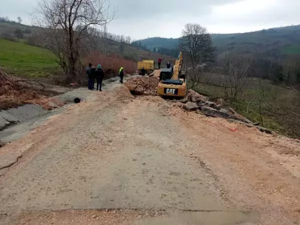 BURSA Heyelan nedeniyle yol çöktü, mahalleye giriş ve çıkışlar kapandı BURSA Heyelan nedeniyle yol çöktü, mahalleye giriş ve çıkışlar kapandı