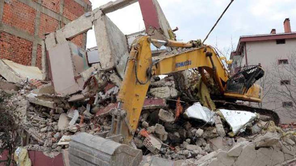 İş makinesi operatörü, çöken binanın enkazı altında kaldı