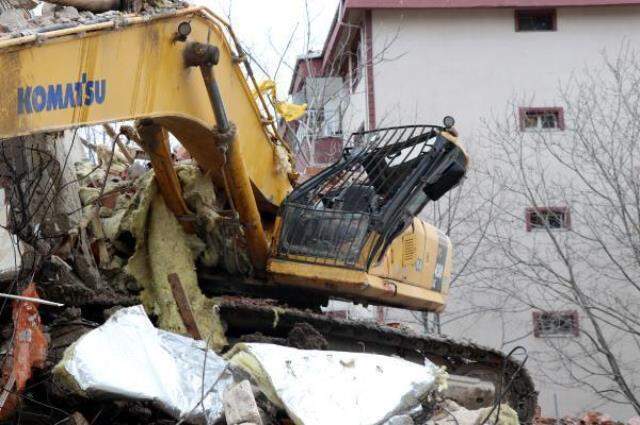 İş makinesi operatörü, çöken binanın enkazı altında kaldı