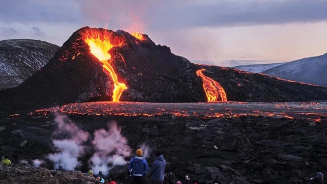 A group of citizens played volleyball in front of a volcano that started operations in Iceland