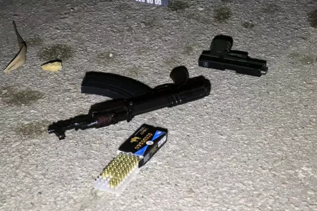 Son dakika haber | Kalaşnikofla eve saldırı düzenleyen 2 şüpheli kıskıvrak yakalandı Son dakika haber | Kalaşnikofla eve saldırı düzenleyen 2 şüpheli kıskıvrak yakalandı