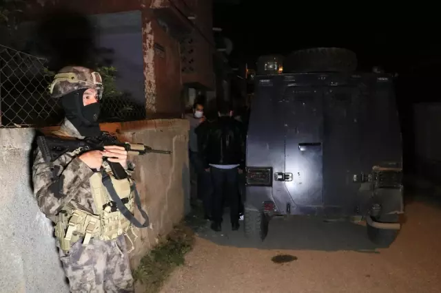Son dakika haber | Kalaşnikofla eve saldırı düzenleyen 2 şüpheli kıskıvrak yakalandı Son dakika haber | Kalaşnikofla eve saldırı düzenleyen 2 şüpheli kıskıvrak yakalandı