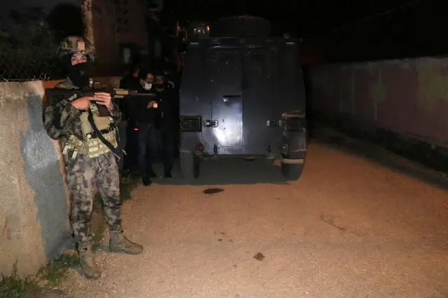 Son dakika haber | Kalaşnikofla eve saldırı düzenleyen 2 şüpheli kıskıvrak yakalandı Son dakika haber | Kalaşnikofla eve saldırı düzenleyen 2 şüpheli kıskıvrak yakalandı