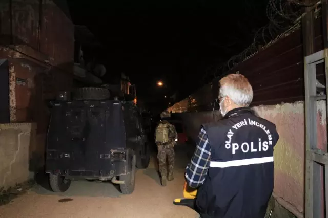 Son dakika haber | Kalaşnikofla eve saldırı düzenleyen 2 şüpheli kıskıvrak yakalandı Son dakika haber | Kalaşnikofla eve saldırı düzenleyen 2 şüpheli kıskıvrak yakalandı