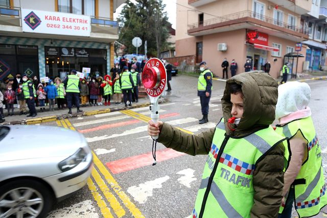 kirmizi cizgi uygulamasina cocuklardan dovizl 2 14029852 o