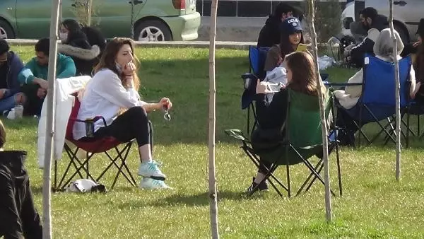 Kırmızı kategorideki Tokat'ta, park ve bahçeler sıcak havada doldu Kırmızı kategorideki Tokat'ta, park ve bahçeler sıcak havada doldu