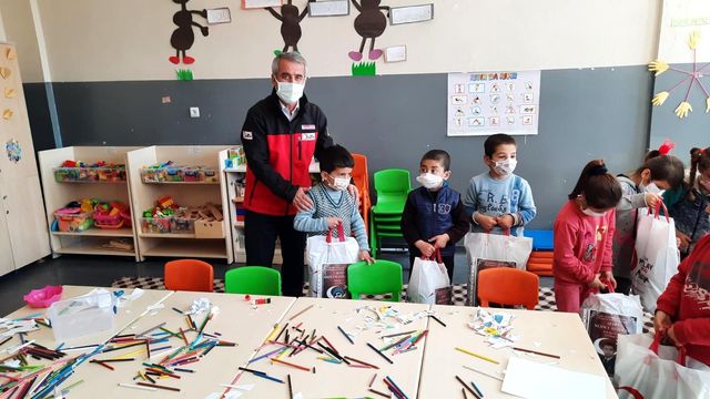 Son dakika haberi | Kızılay'dan öğrencilere kıyafet yardımı Son dakika haberi | Kızılay'dan öğrencilere kıyafet yardımı