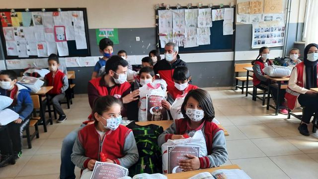Son dakika haberi | Kızılay'dan öğrencilere kıyafet yardımı Son dakika haberi | Kızılay'dan öğrencilere kıyafet yardımı