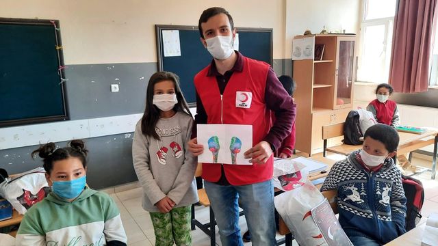 Son dakika haberi | Kızılay'dan öğrencilere kıyafet yardımı Son dakika haberi | Kızılay'dan öğrencilere kıyafet yardımı