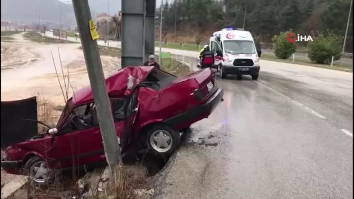 Kontrolden çıkan otomobil önce üst geçidin demir ayaklarına, sonra da aydınlatma direğine çarptı