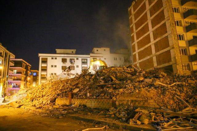 Kontrollü yıkım sırasında yan yatan bina komşu apartmana büyük zarar verdi, belediye soruşturma başlattı