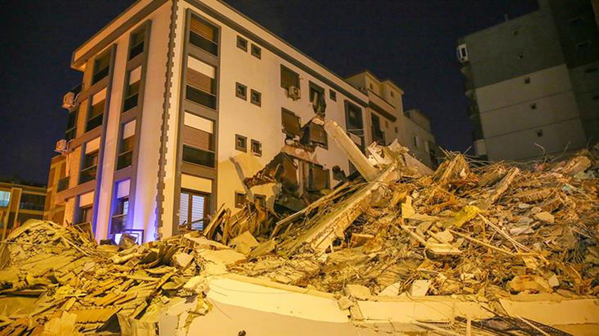 Kontrollü yıkım sırasında yan yatan bina komşu apartmana büyük zarar verdi, belediye soruşturma başlattı