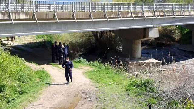 Köprüden suya atladığı iddia edilen yaşlı adam için arama çalışması başlatıldı Köprüden suya atladığı iddia edilen yaşlı adam için arama çalışması başlatıldı