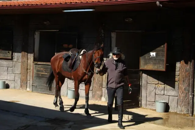 Kovboy şapkasını takıp Antalya sokaklarında at koşturuyor, gören bir daha bakıyor Kovboy şapkasını takıp Antalya sokaklarında at koşturuyor, gören bir daha bakıyor