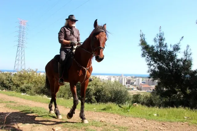 Kovboy şapkasını takıp Antalya sokaklarında at koşturuyor, gören bir daha bakıyor Kovboy şapkasını takıp Antalya sokaklarında at koşturuyor, gören bir daha bakıyor