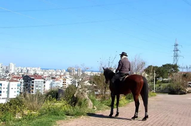 Kovboy şapkasını takıp Antalya sokaklarında at koşturuyor, gören bir daha bakıyor Kovboy şapkasını takıp Antalya sokaklarında at koşturuyor, gören bir daha bakıyor