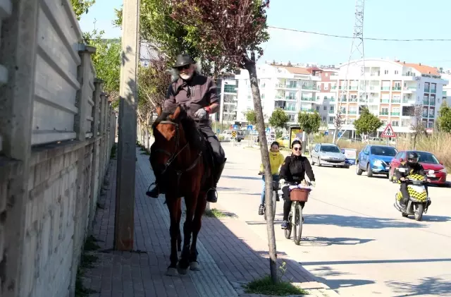 Kovboy şapkasını takıp Antalya sokaklarında at koşturuyor, gören bir daha bakıyor Kovboy şapkasını takıp Antalya sokaklarında at koşturuyor, gören bir daha bakıyor