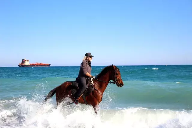 Kovboy şapkasını takıp Antalya sokaklarında at koşturuyor, gören bir daha bakıyor Kovboy şapkasını takıp Antalya sokaklarında at koşturuyor, gören bir daha bakıyor