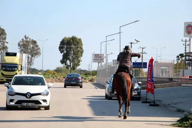 Kovboy şapkasını takıp Antalya sokaklarında at koşturuyor, gören bir daha bakıyor Kovboy şapkasını takıp Antalya sokaklarında at koşturuyor, gören bir daha bakıyor