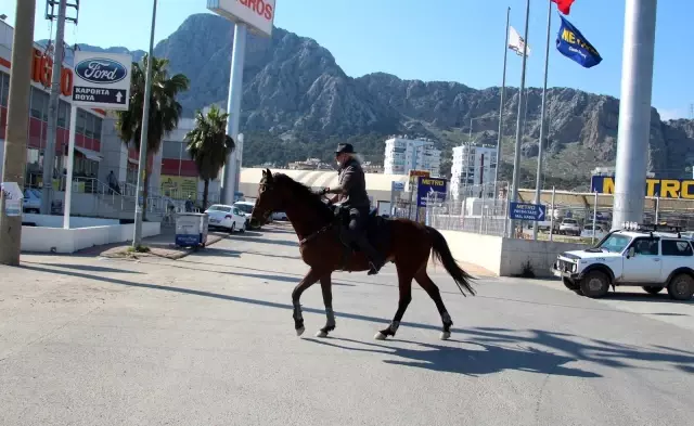 Kovboy şapkasını takıp Antalya sokaklarında at koşturuyor, gören bir daha bakıyor Kovboy şapkasını takıp Antalya sokaklarında at koşturuyor, gören bir daha bakıyor