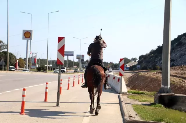 Kovboy şapkasını takıp Antalya sokaklarında at koşturuyor, gören bir daha bakıyor Kovboy şapkasını takıp Antalya sokaklarında at koşturuyor, gören bir daha bakıyor