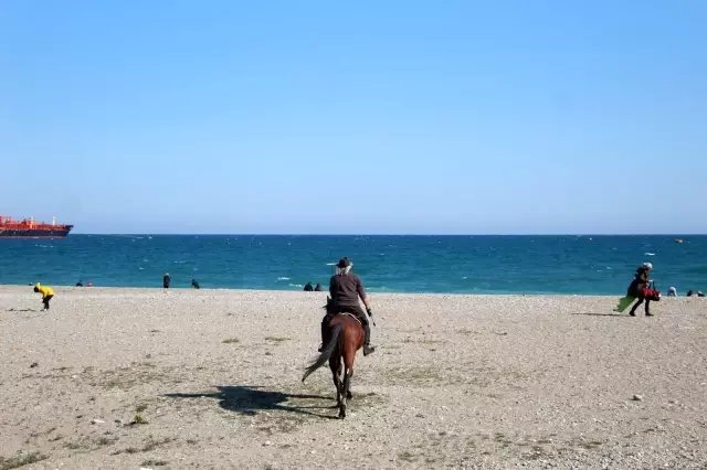 Kovboy şapkasını takıp Antalya sokaklarında at koşturuyor, gören bir daha bakıyor Kovboy şapkasını takıp Antalya sokaklarında at koşturuyor, gören bir daha bakıyor