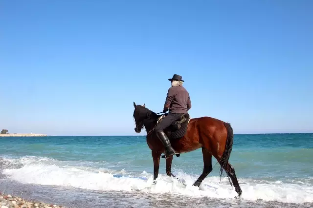 Kovboy şapkasını takıp Antalya sokaklarında at koşturuyor, gören bir daha bakıyor Kovboy şapkasını takıp Antalya sokaklarında at koşturuyor, gören bir daha bakıyor