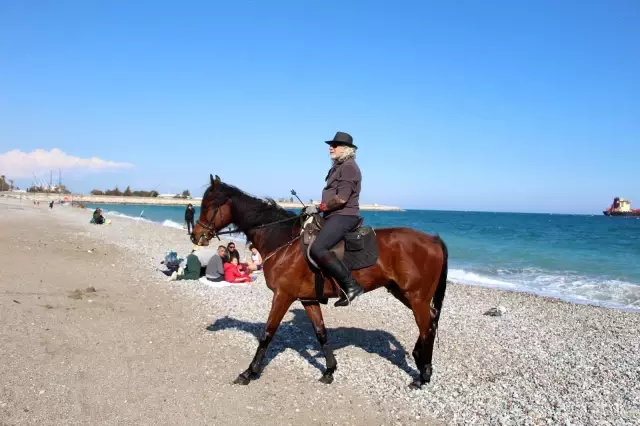 Kovboy şapkasını takıp Antalya sokaklarında at koşturuyor, gören bir daha bakıyor Kovboy şapkasını takıp Antalya sokaklarında at koşturuyor, gören bir daha bakıyor