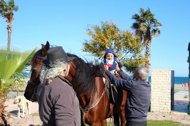 Kovboy şapkasını takıp Antalya sokaklarında at koşturuyor, gören bir daha bakıyor Kovboy şapkasını takıp Antalya sokaklarında at koşturuyor, gören bir daha bakıyor
