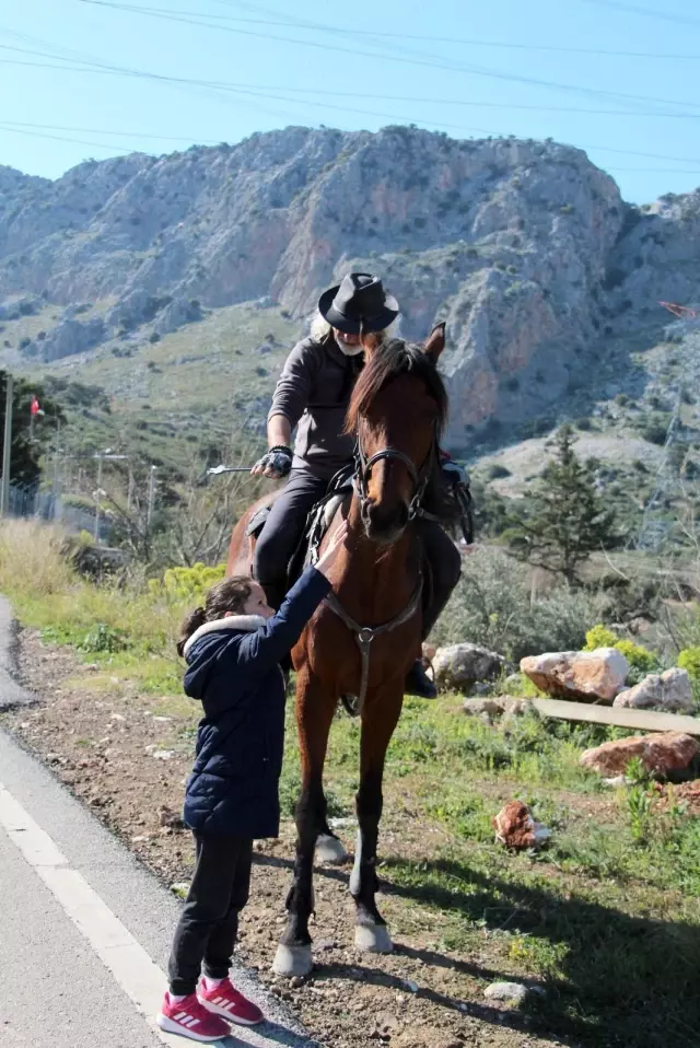 Kovboy şapkasını takıp Antalya sokaklarında at koşturuyor, gören bir daha bakıyor Kovboy şapkasını takıp Antalya sokaklarında at koşturuyor, gören bir daha bakıyor