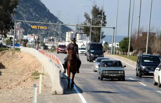 Kovboy şapkasını takıp Antalya sokaklarında at koşturuyor, gören bir daha bakıyor Kovboy şapkasını takıp Antalya sokaklarında at koşturuyor, gören bir daha bakıyor