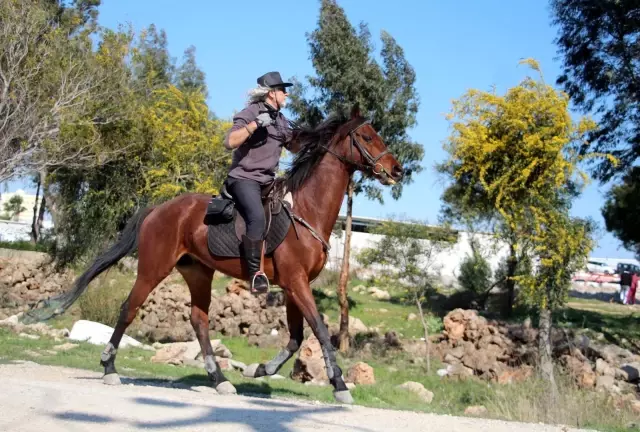 Kovboy şapkasını takıp Antalya sokaklarında at koşturuyor, gören bir daha bakıyor Kovboy şapkasını takıp Antalya sokaklarında at koşturuyor, gören bir daha bakıyor