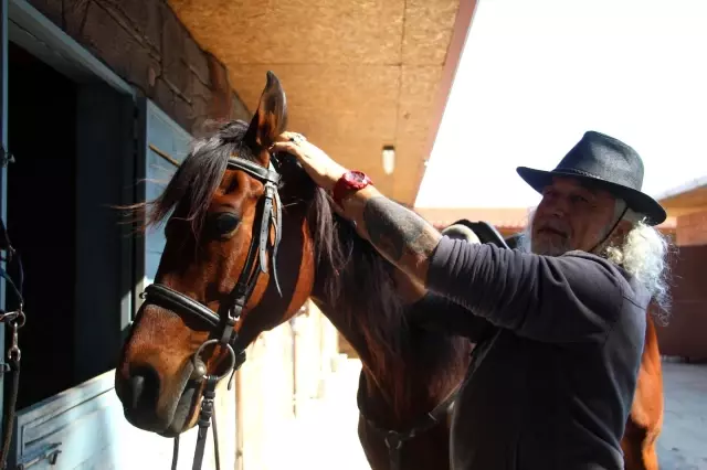 Kovboy şapkasını takıp Antalya sokaklarında at koşturuyor, gören bir daha bakıyor Kovboy şapkasını takıp Antalya sokaklarında at koşturuyor, gören bir daha bakıyor