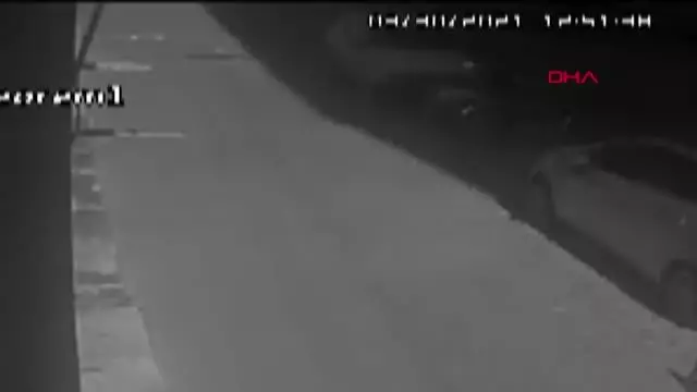 MERSİN Düşen cam parçalarından saniyelerle kurtuldu MERSİN Düşen cam parçalarından saniyelerle kurtuldu