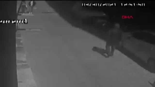 MERSİN Düşen cam parçalarından saniyelerle kurtuldu MERSİN Düşen cam parçalarından saniyelerle kurtuldu