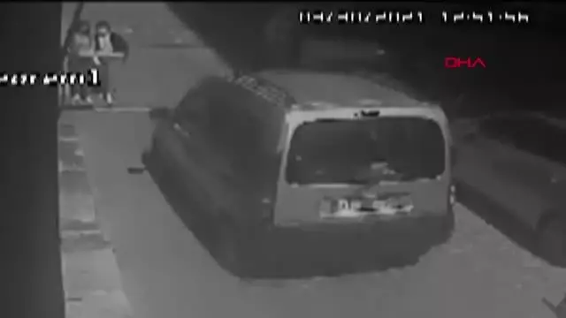 MERSİN Düşen cam parçalarından saniyelerle kurtuldu MERSİN Düşen cam parçalarından saniyelerle kurtuldu