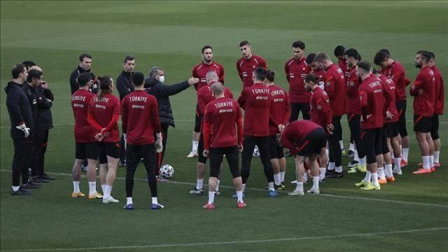 Milli Takım'a seçilen 18 yaşındaki forvet Enis Destan, bu sezon attığı gollerle Avrupa devlerinin takibi altında Milli Takım'a seçilen 18 yaşındaki forvet Enis Destan, bu sezon attığı gollerle Avrupa devlerinin takibi altında