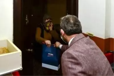 Pendik'te her eve hijyen seti dağıtımı başladı