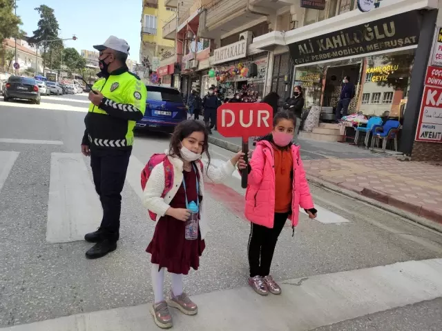 'Yaya Önceliği Kırmızı Çizgimizdir' etkinliği düzenlendi 'Yaya Önceliği Kırmızı Çizgimizdir' etkinliği düzenlendi