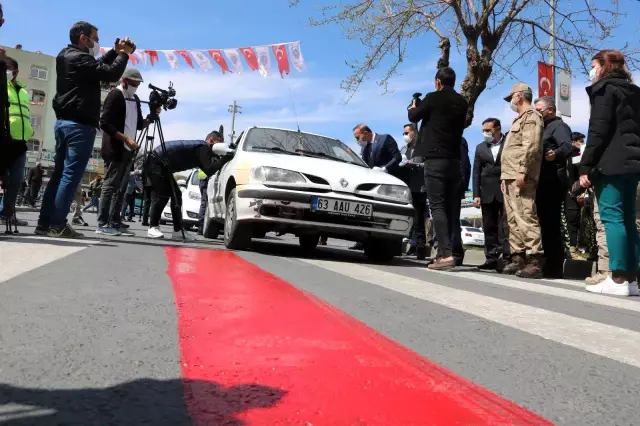 Kırmızı çizgi uygulamasında kaymakam ezilmekten son anda kurtuldu