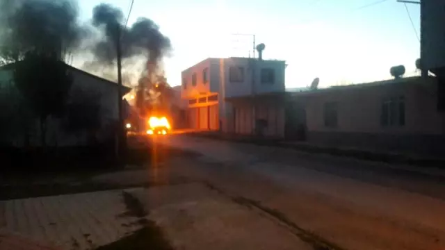 Kozan'da seyir halindeki alev alan araç korku dolu anlar yaşattı Kozan'da seyir halindeki alev alan araç korku dolu anlar yaşattı